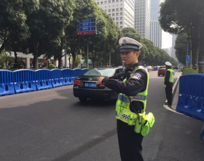形容交警的词语