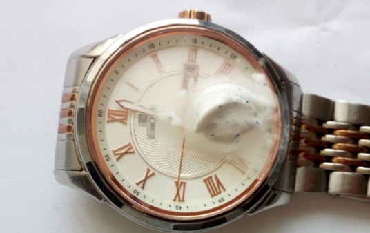 我的swatch手表，镜面有好多划痕，怎么能把这些划痕消除掉呢 求解