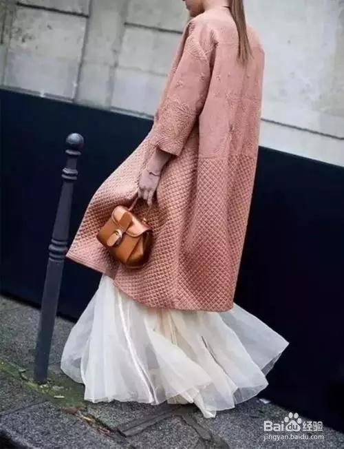 王凯丽长大衣里面套裙子,竟然这么好看!