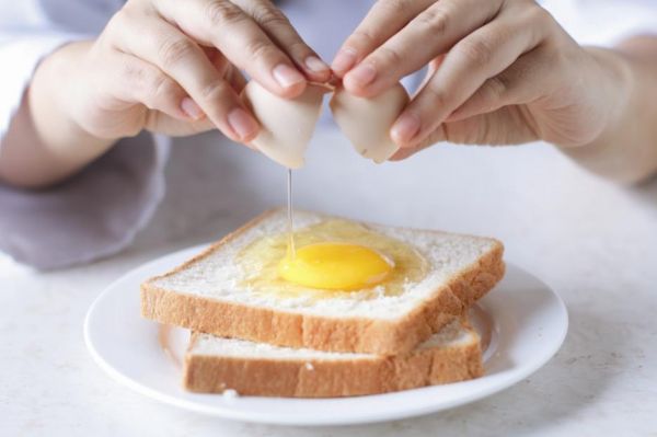 吐司煎蛋配芦笋