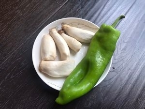 教你怎么做青椒素炒秀珍菇