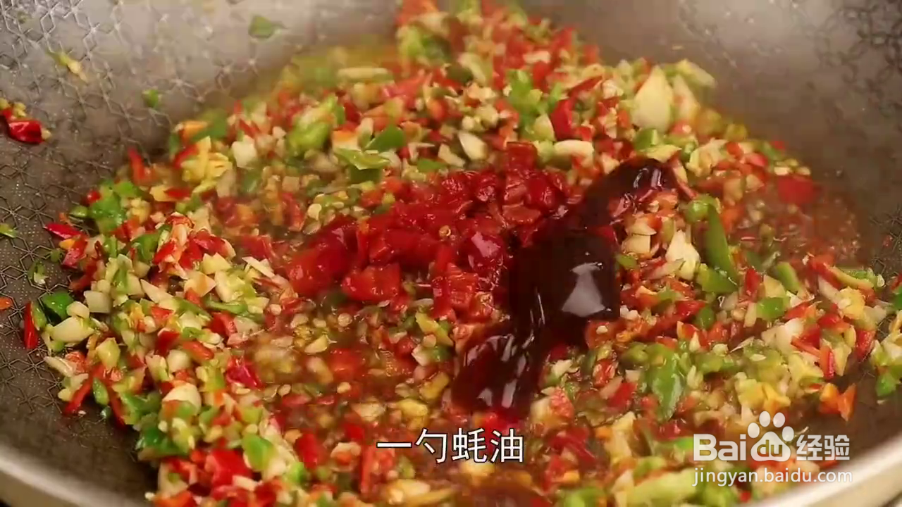 如何制作鲜香辣爽的蒸鲤鱼？