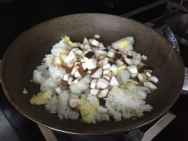 香菇酱炒饭的做法