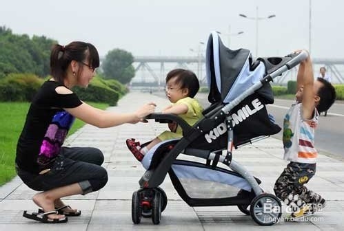 警惕：过早坐推车 BB脊椎易变形
