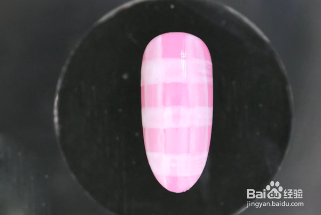 怎样做粉色格子花卉美甲？