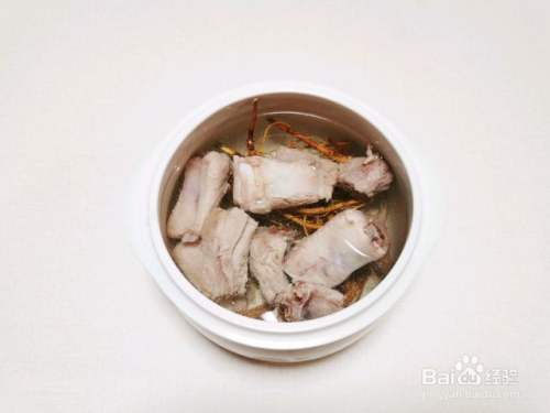 石参根炖排骨的做法