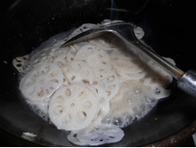 如何在家中炒美味的藕片呢？