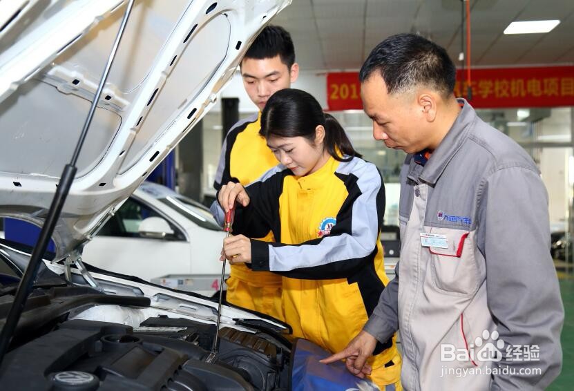 女生初中毕业学啥好？汽车商务专业适合女生吗？