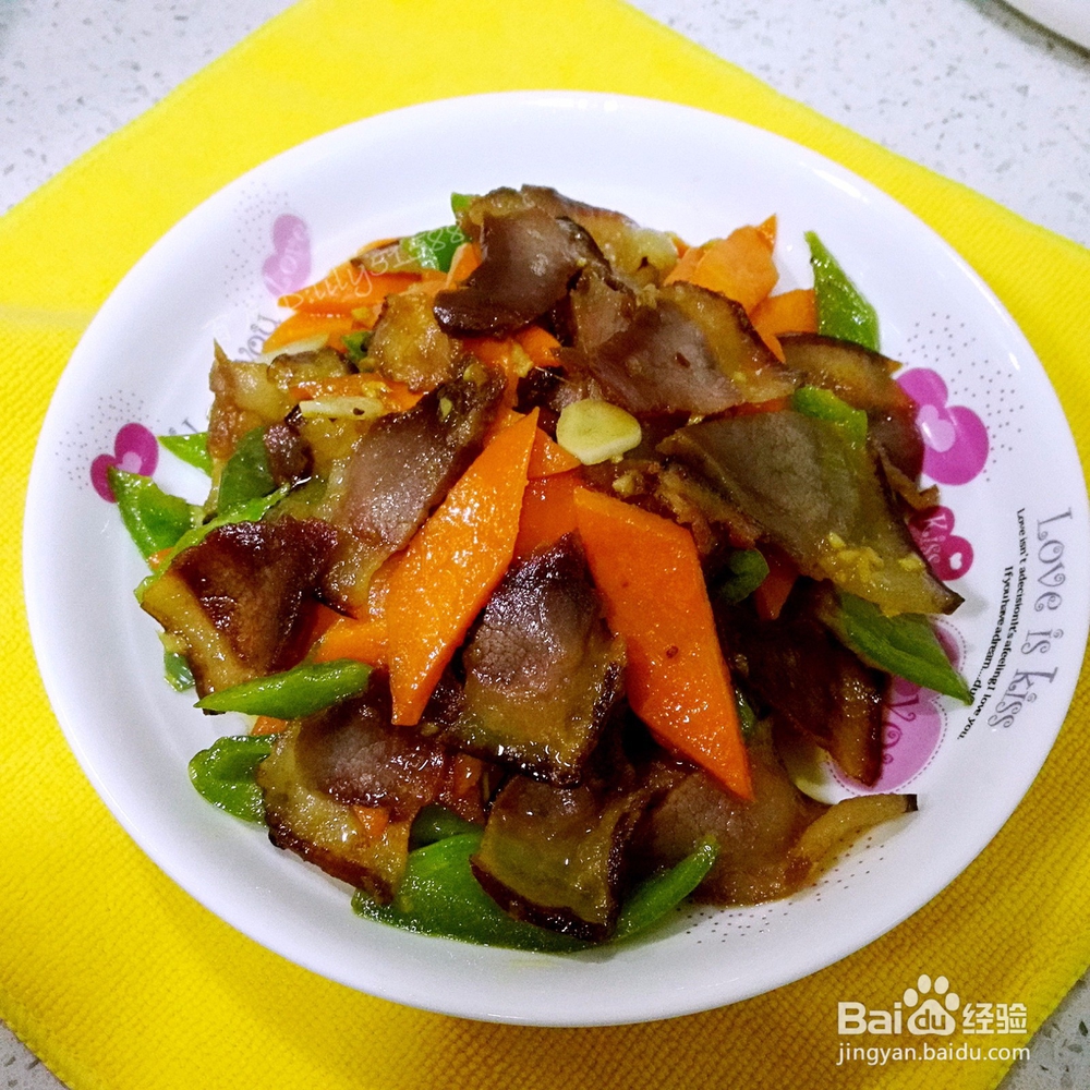 <b>腊肉炒什么菜好吃 胡萝卜青椒炒腊肉的做法</b>