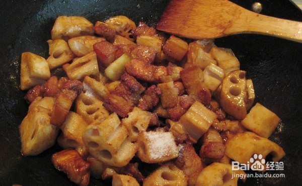 五花肉搭配藕块炖着吃，一个字——香！