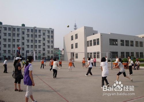 排球练习中常出现哪些错误及如何纠正？