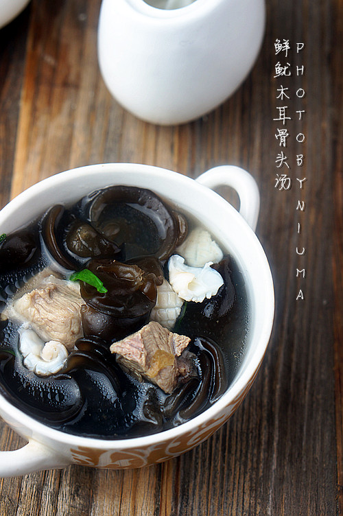 鲜鱿木耳猪骨汤