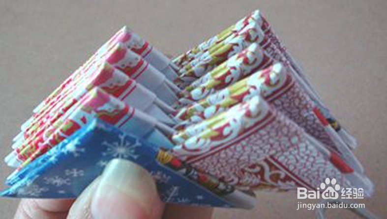 如何利用废旧扑克制作艺术花瓶?