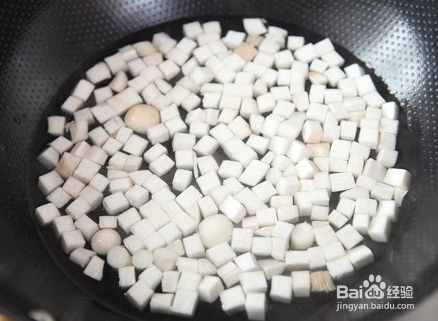 蘑菇炒鸡丁的做法