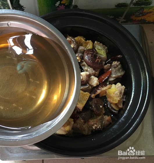 花菇焖烧土鸡肉的做法