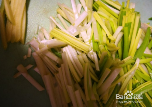 木耳炒蒜苗的做法