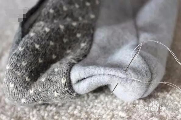 几个步骤就能让旧毛衣变为家居鞋