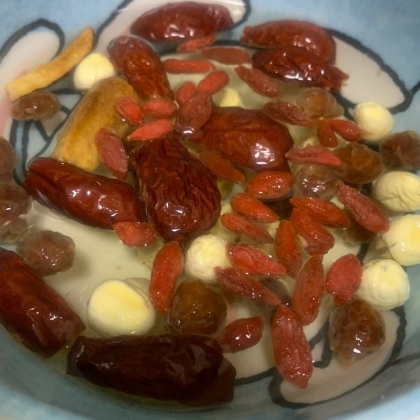 莲子桂圆银耳糖水