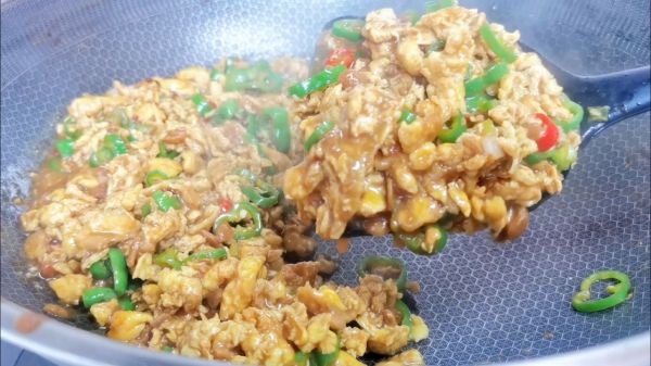 鸡蛋酱拌玉米面条