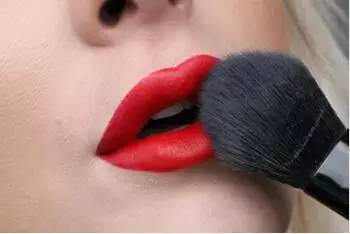 哑光红唇妆画法步骤