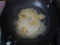 制作鲜虾云吞面