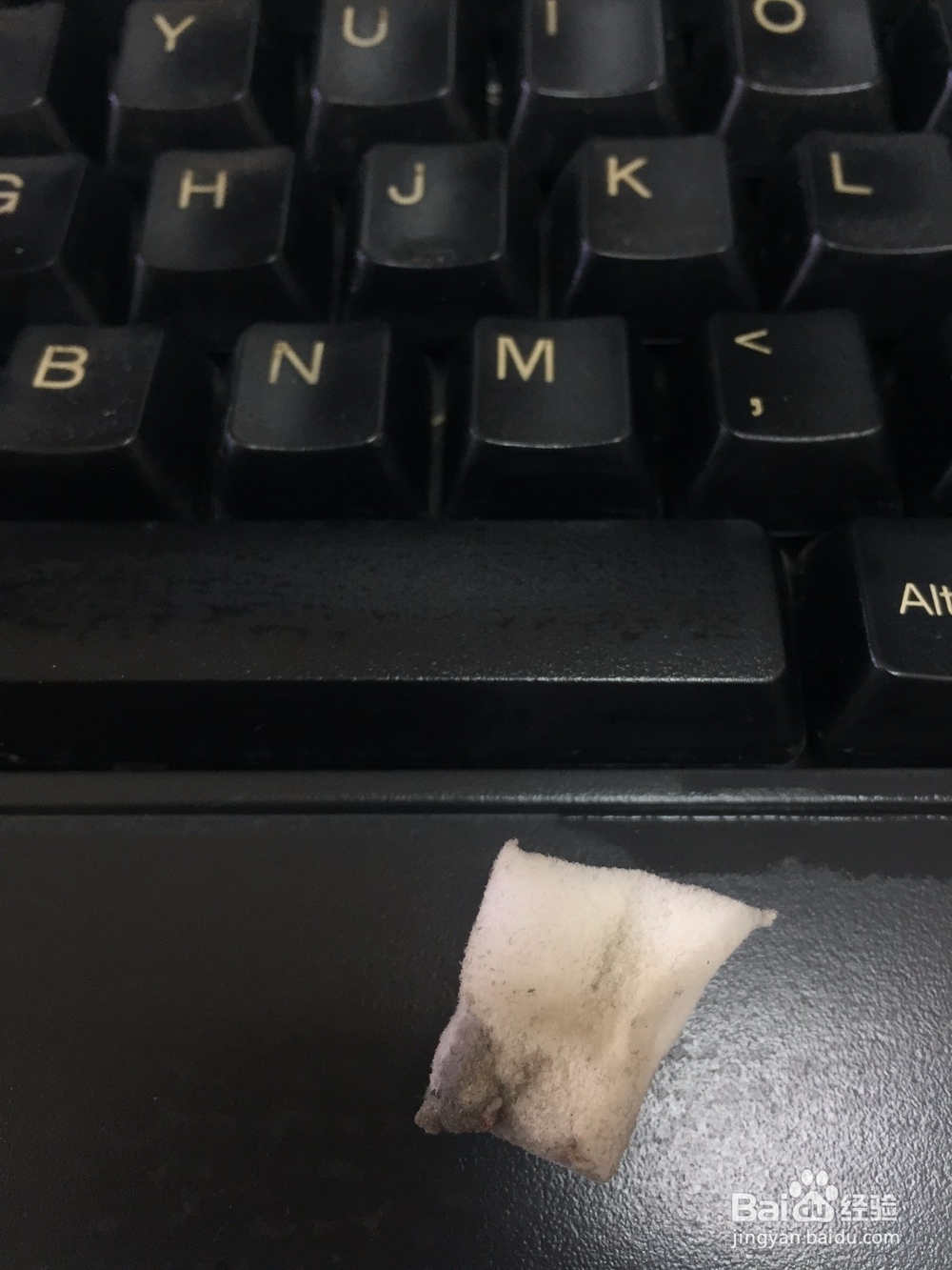 用纳米海绵擦清理键盘