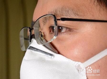 冬天戴口罩的时候怎样让眼镜片没有雾气