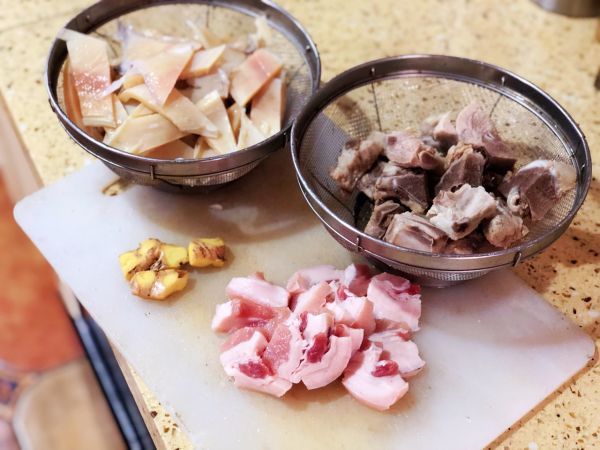 鲜墨鱼烧排骨和墨鱼干烧肉