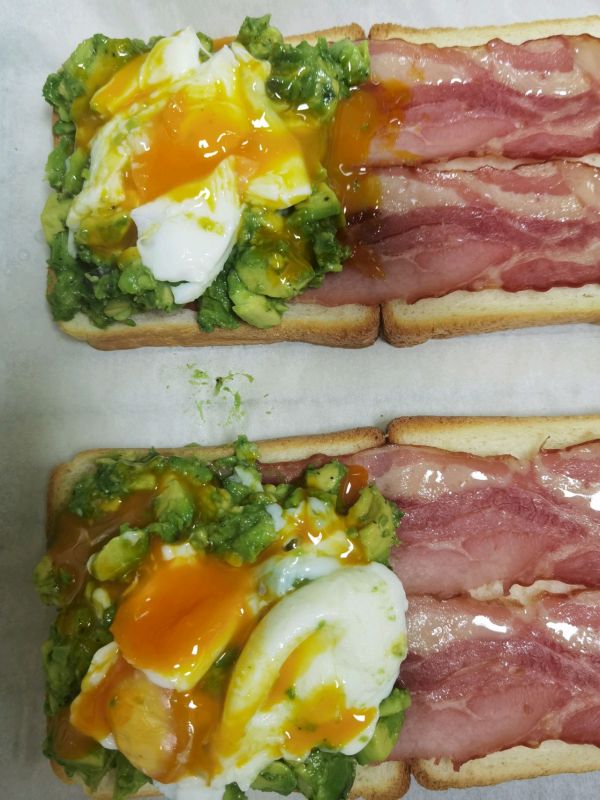 牛油果培根溏心蛋三明治