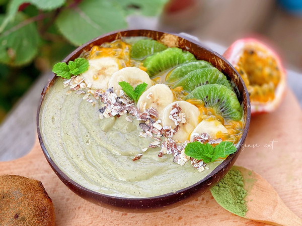 低碳减脂奇异果牛油果思慕雪