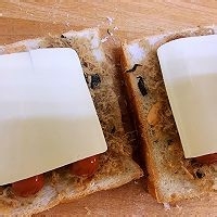 怎么做美味的香肠肉松吐司