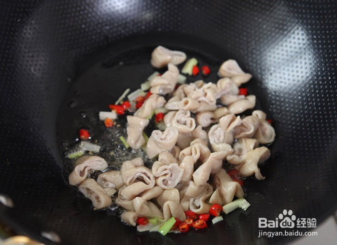 腌菜炒肥肠的做法