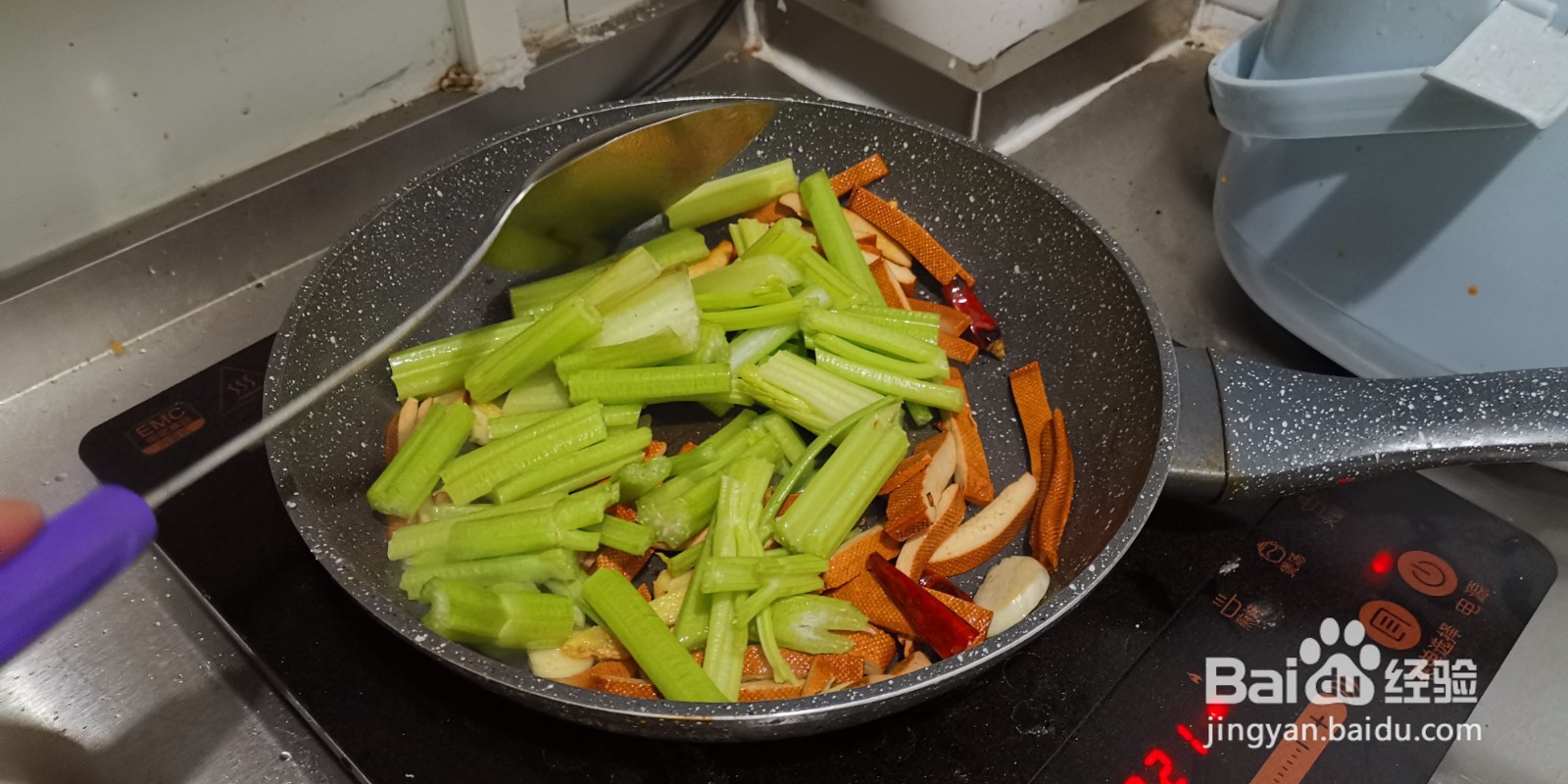 芹菜炒香干的做法