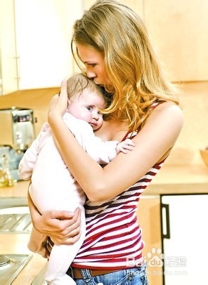 父母如何抱新生宝宝