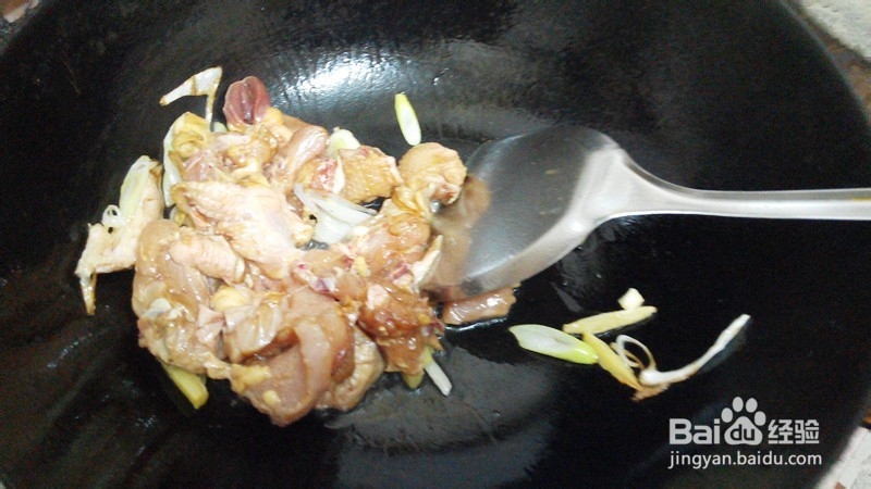 红烧土豆鸡块的做法。