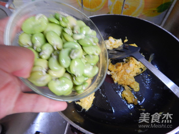 蚕豆炒鸡蛋的做法