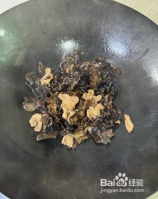 大葱木耳炒肉怎么做？