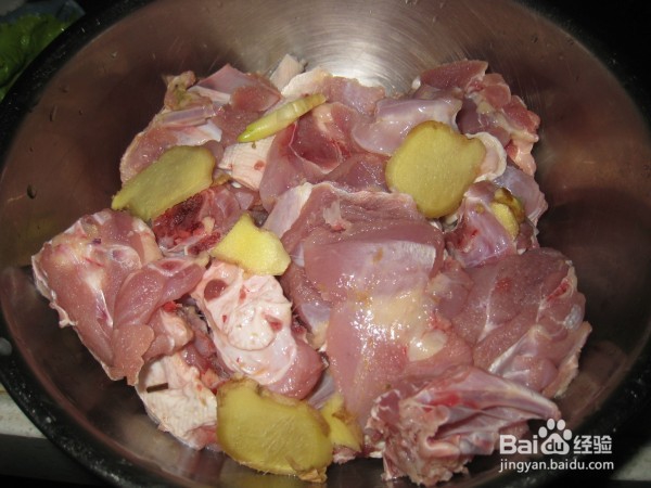 秋栗红烧鸭肉的做法