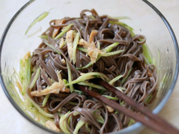 鸡胸肉拌荞麦面