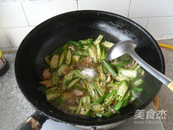 肉片炒秋葵的做法