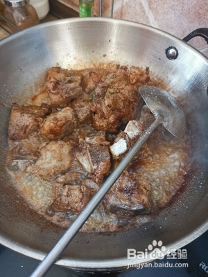 如何做内蒙古特色菜猪骨头烩酸菜？