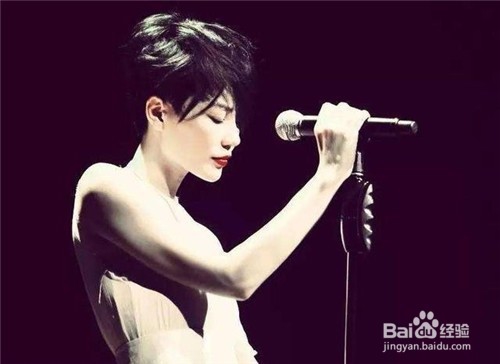 张柏芝教孩子打排球,据说谢母证实已与儿复合!