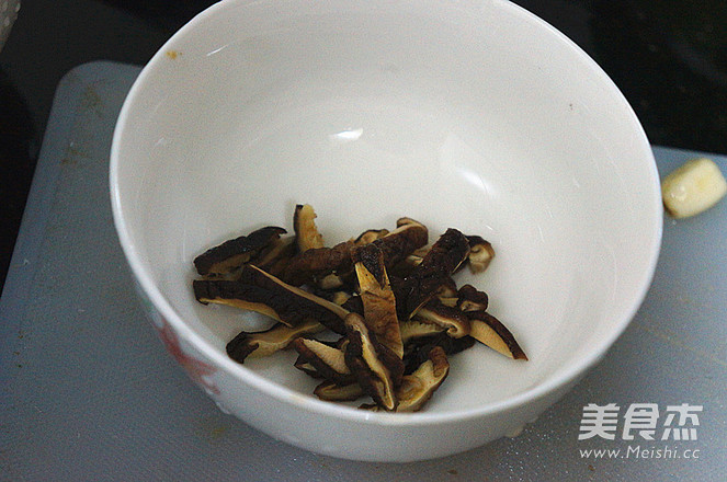 滑鸡煲仔饭的做法