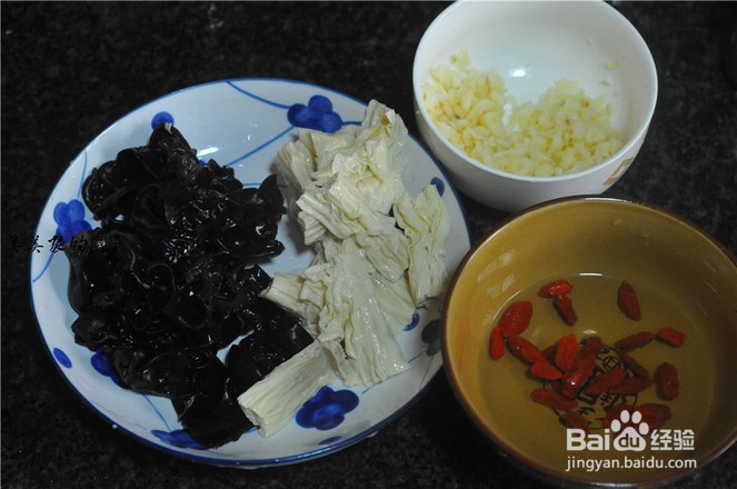 如何制作木耳烩腐竹