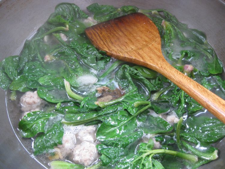 简单又美味的菠菜肉丸汤,看完你就知道!