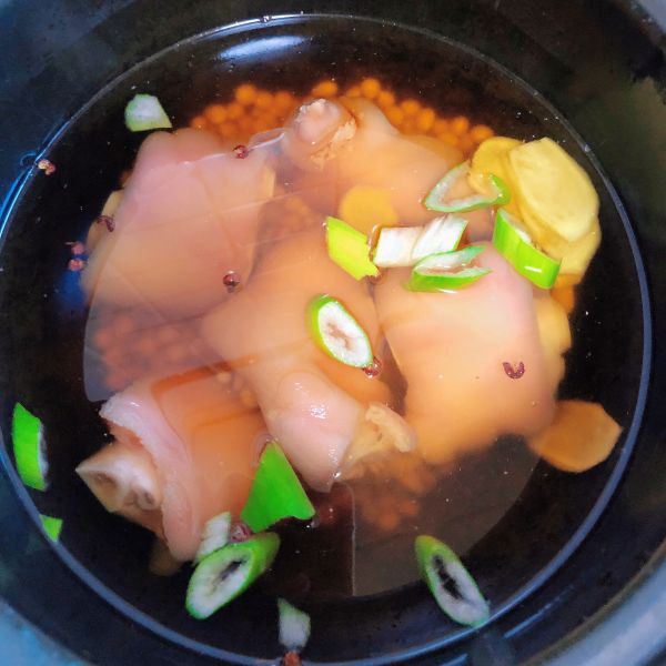 黄豆薏米猪蹄汤