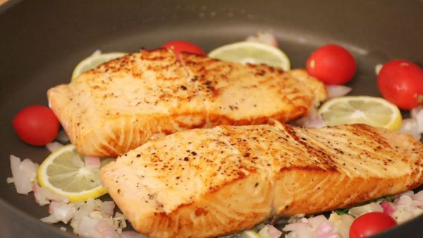 柠檬蒜香薄盐煎三文鱼