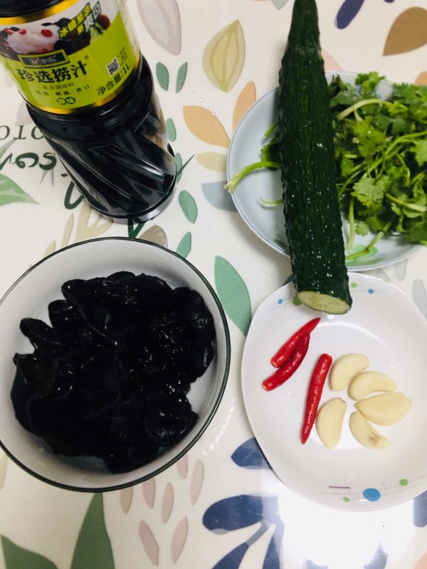 捞汁黑木耳拌黄瓜