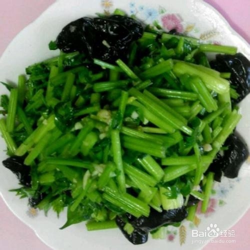 芹菜炒木耳的做法