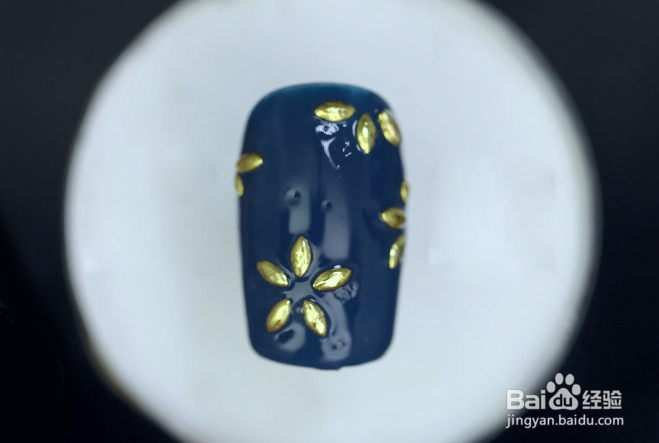 怎样做灰蓝色浮雕花卉